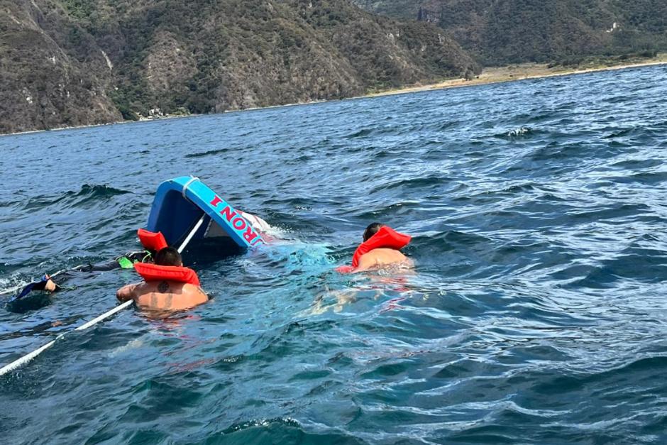 La lancha qued&oacute; volcada en ruta de Panajachel hac&iacute;a Santa Cruz La Laguna.&nbsp;(Foto: CBV)