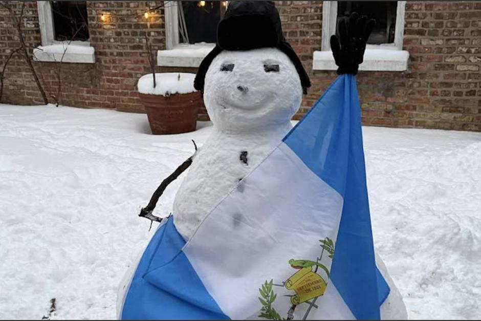 El guatemalteco muestra lo que hizo con la nieve que cubri&oacute; su vivienda. (Foto: Mario Melgar/ cortes&iacute;a)