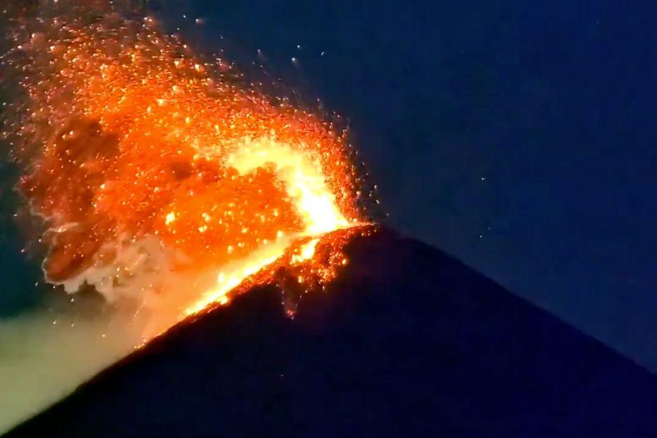 Las fuertes erupciones del volc&aacute;n de Fuego han provocado retumbos en &aacute;reas cercanas al coloso. (Foto: captura de video de afarTV)
