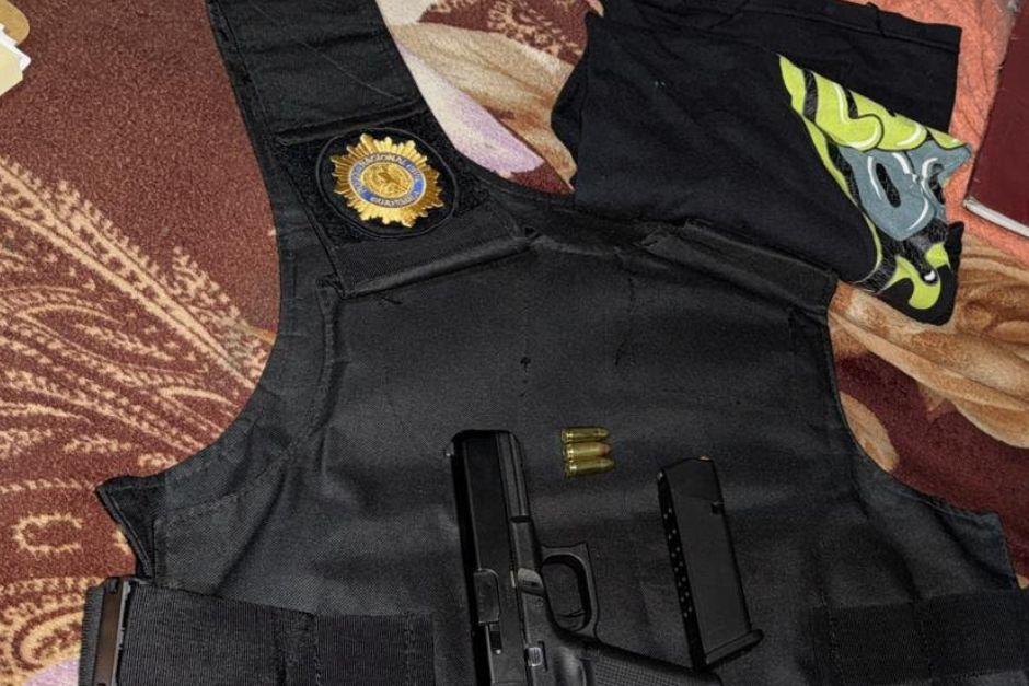 Durante una serie de allanamientos realizados la ma&ntilde;ana de este mi&eacute;rcoles 28 de enero. Las autoridades localizaron un chaleco t&aacute;ctico con insignias de la PNC. (Foto: PNC)