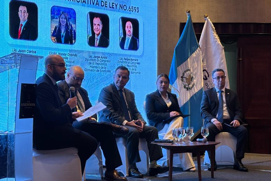Durante el Foro sobre la Prevenci&oacute;n de Lavado de Dinero y Otros Activos a cargo de la C&aacute;mara de Finanzas, se analizaron las implicaciones de contar con una ley que combata dicho delito. (Foto: Cortes&iacute;a/Soy502)