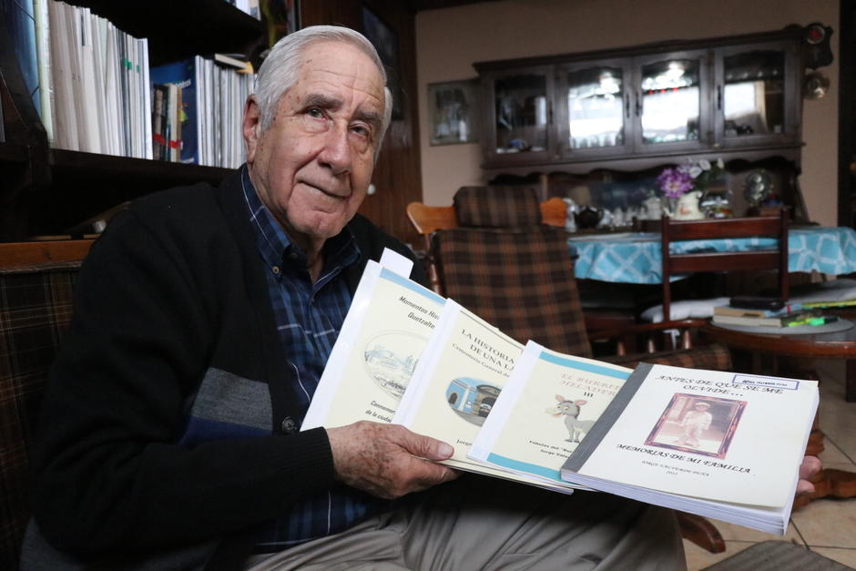 Jorge Valverde afirma que con sus escritos busca crear un legado hist&oacute;rico de Xela.&nbsp;(Foto: Oswaldo Cop/Colaborador)