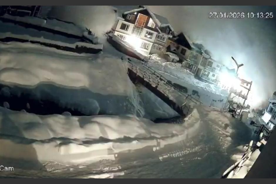 La avalancha enterr&oacute; edificios, carros y casas. (Foto: captura de video)