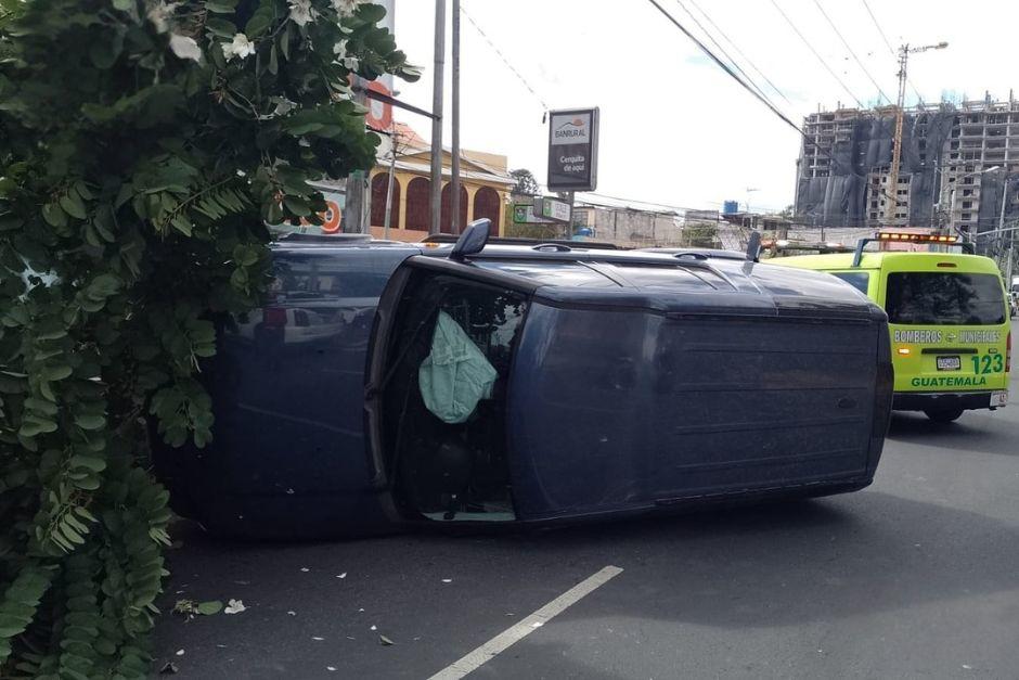 El tr&aacute;nsito se vio tambi&eacute;n afectado tras el accidente vehicular. (Foto: Bomberos Municipales)