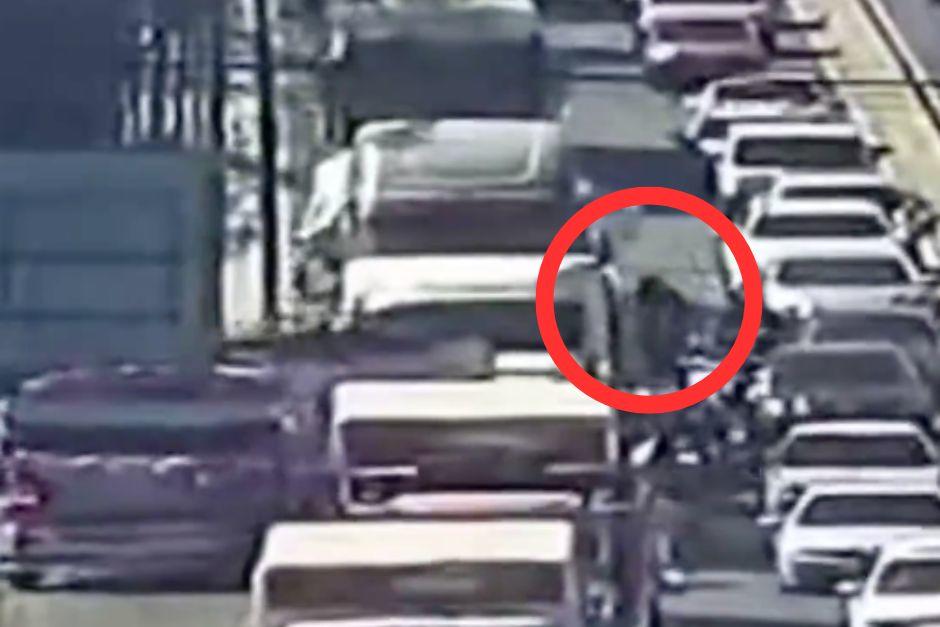 El conductor de un veh&iacute;culo de dos ruedas cay&oacute; derribado tras caerle encima unos blocks. (Foto: captura de video)