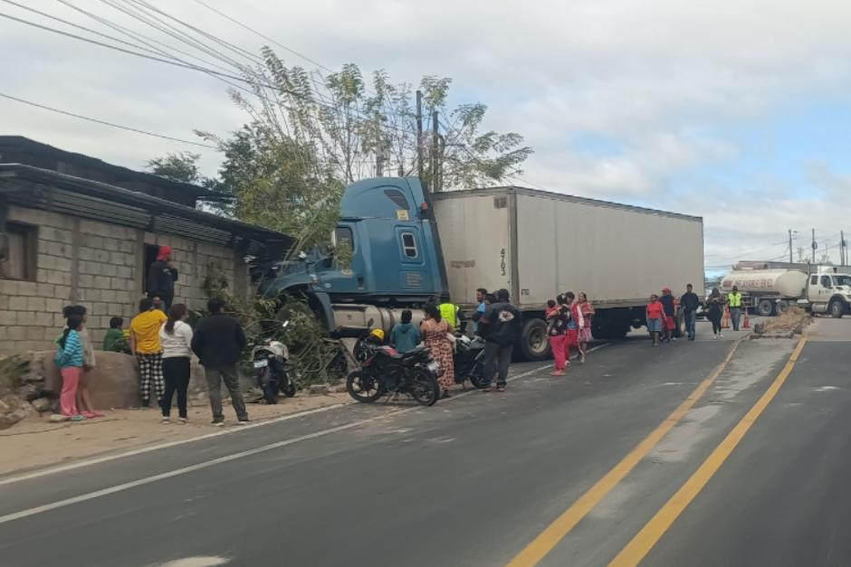 El cabezal termin&oacute; derribando la estructura de una vivienda. (Foto: Redes Sociales)