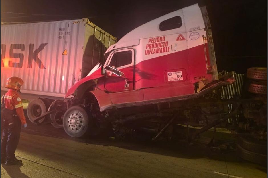 En el lugar se reporta un cami&oacute;n y un furg&oacute;n volteado. (Foto: Bomberos Municipales)