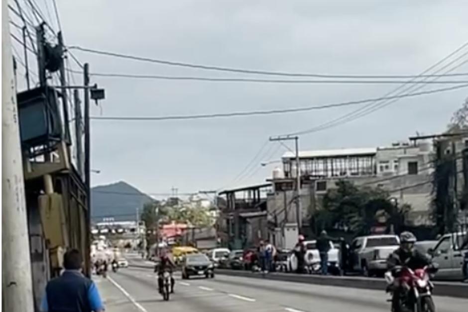 En el lugar se encuentran gr&uacute;as que inician labores para retirar objetos que han obstaculizado el paso vehicular. (Foto: Redes Sociales)