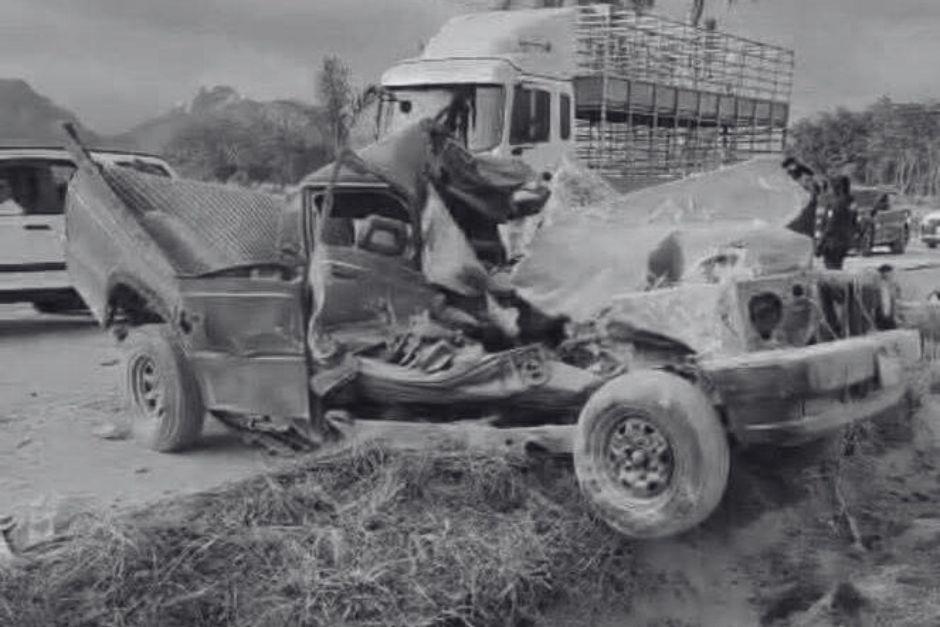 Un picop ha quedado completamente destruido tras el m&uacute;ltiple accidente vehicular. (Foto: Redes sociales)