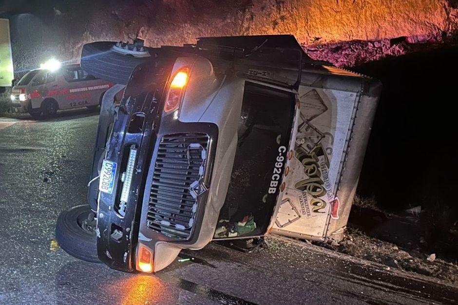 El cami&oacute;n de la agrupaci&oacute;n se volc&oacute; sobre la v&iacute;a. (Foto: redes sociales)