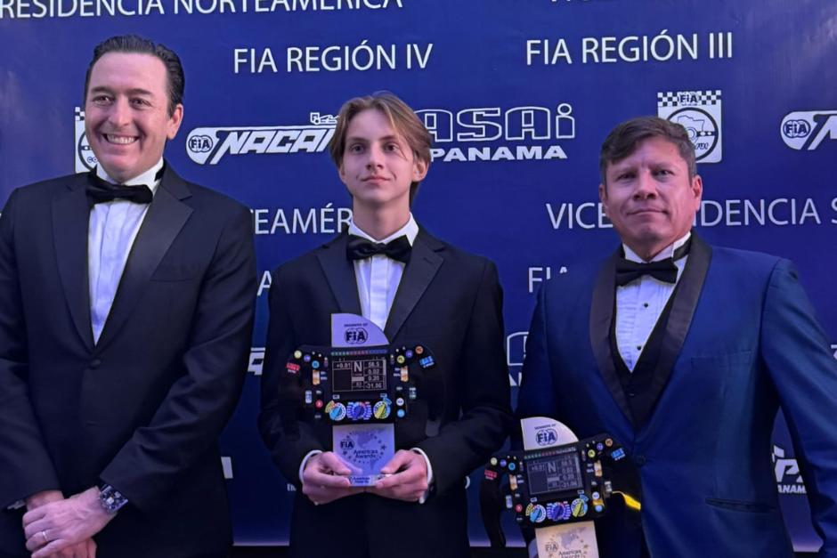 El presidente del Automovil Club Guatemala, Pedro Cofi&ntilde;o, junto a los pilotos Aaron Burgano y &Eacute;dgar G&aacute;lvez. (TodoMotor)