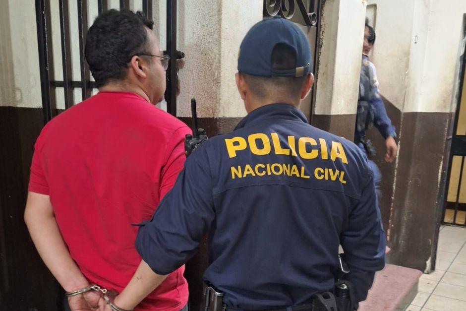 El conductor fue remitido a un centro hospitalario por indicar quebrantos de salud. (Foto: PNC)