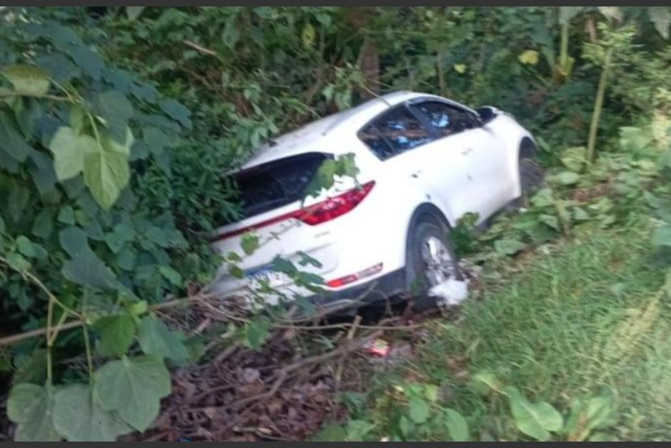 El auto termin&oacute; entre los arbustos. (Foto: Santa Catarina Pinula)