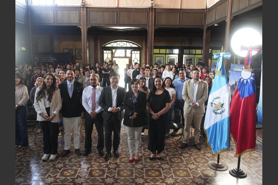 Personal de la embajada taiwanesa present&oacute; el plan de becas para este a&ntilde;o. (Foto: SEGEPLAN)