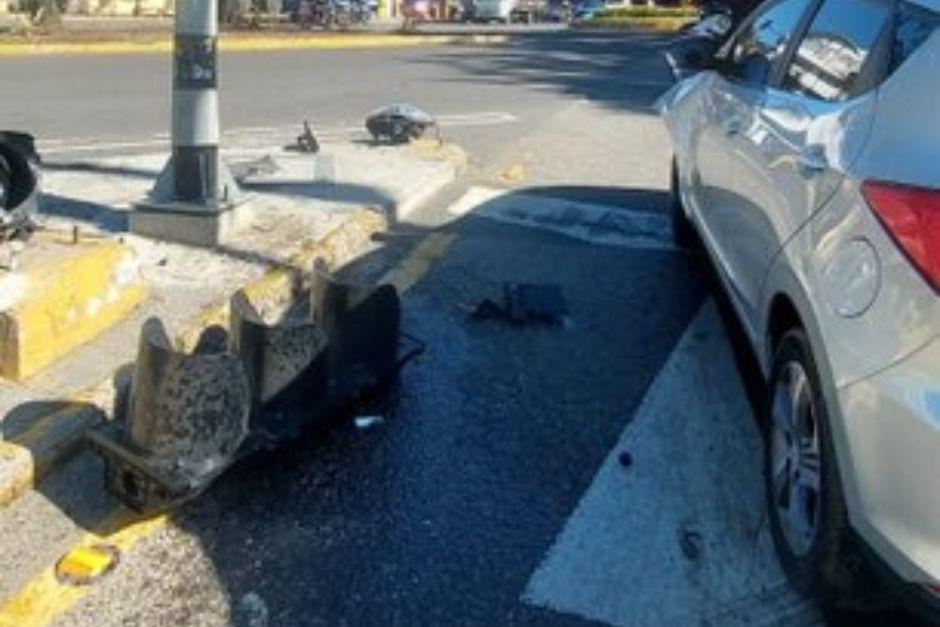 El sem&aacute;foro cay&oacute; sobre la cinta asf&aacute;ltica tras la fuerte colisi&oacute;n de un veh&iacute;culo. (Foto: PMT)