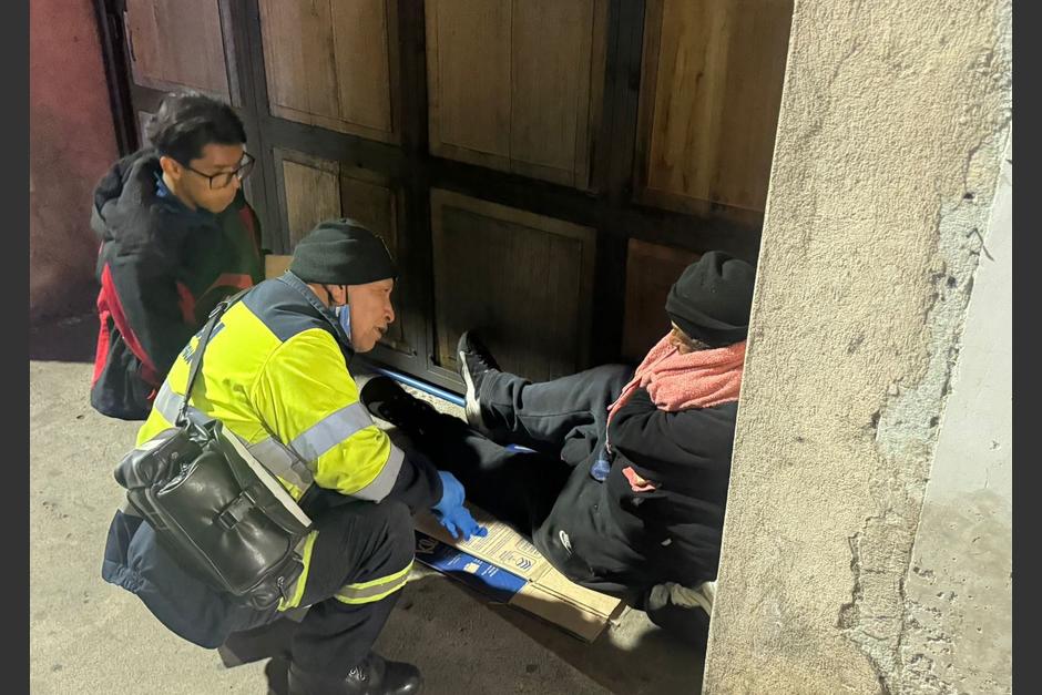 Varios guatemaltecos sin hogar se han visto afectados por el intenso fr&iacute;o. (Foto: Miguel L&oacute;pez/Nuestro Diario)