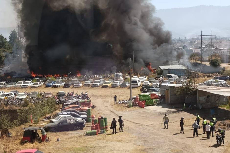 Varios veh&iacute;culos quedaron en llamas. (Foto: Bomberos Voluntarios)