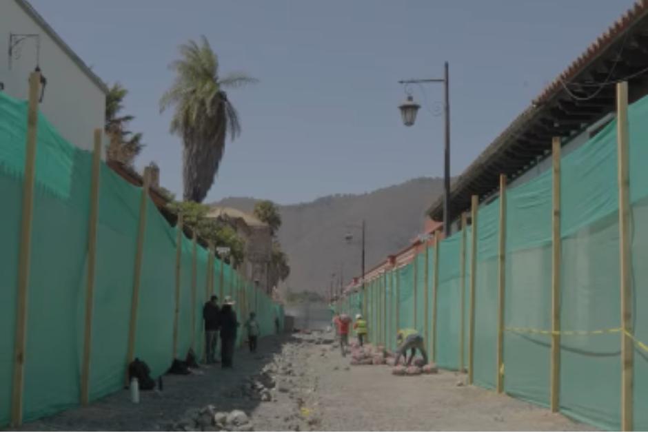 Los trabajos ayudar&aacute;n a dar una mejor movilidad a conductores y peatones. (Foto: Captura de video/Municipalidad de Antigua Guatemala)