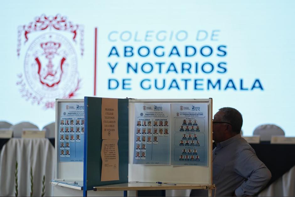 Las votaciones en el Colegio de Abogados iniciaron a las 8:00 horas y concluyeron a las 18:00. Ahora inicia el conteo de votos (Foto: Wilder L&oacute;pez/Soy502)