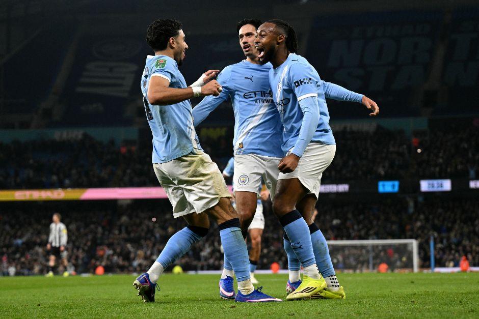 Los celestes festejaron los goles de un partido que se resolvi&oacute; antes del segundo tiempo, con el doblete de Omar Marmoush. (Foto: AFP)