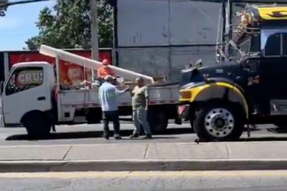Ambos conductores discut&iacute;an en plena v&iacute;a p&uacute;blica y obstaculizaron el paso vehicular. (Foto: captura de video/Soy502)