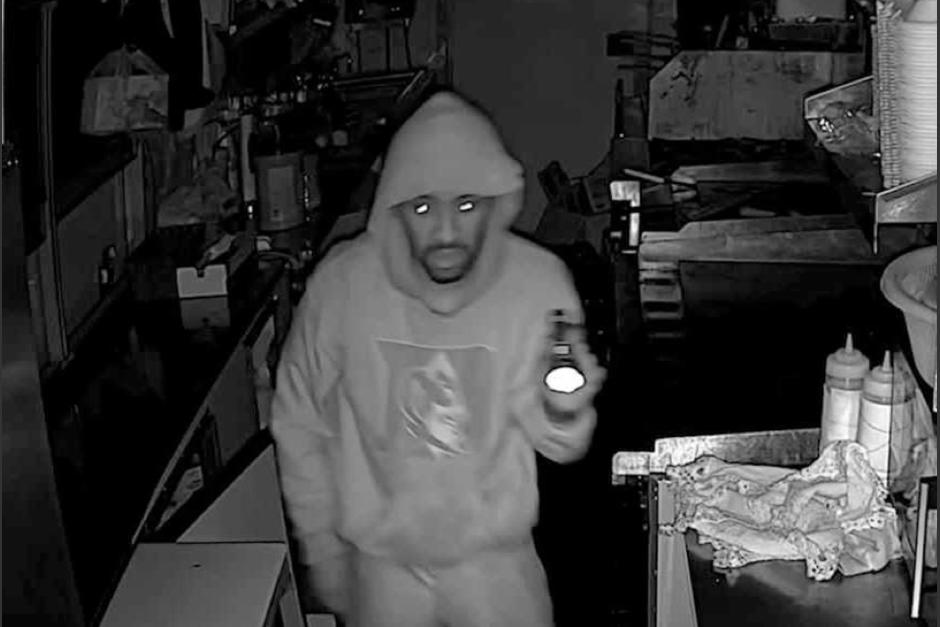Las c&aacute;maras del negocio captaron el rostro del delincuente. (Foto: captura de video)
