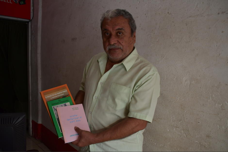 Walter M&iacute;nchez muestra varios de sus libros. (Foto: Rudy L&oacute;pez/Colaborador)