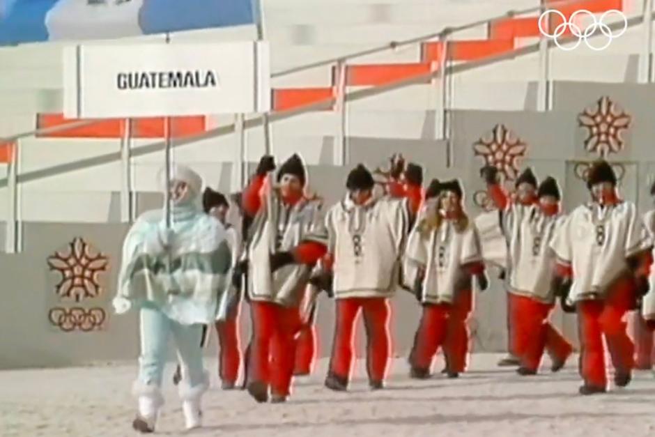 El desfile de la delegación guatemalteca con ponchos momostecos en la inauguración. (FOTO: Archivo)