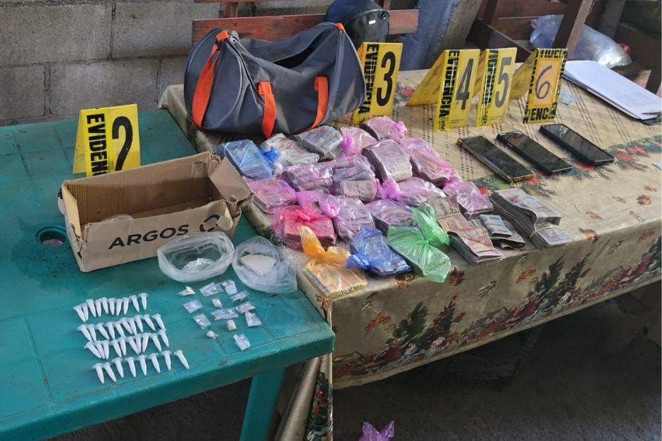 Entre lo incautado se encuentras drogas de distintos tipos, dinero en efectivo y celulares. (Foto: PNC)