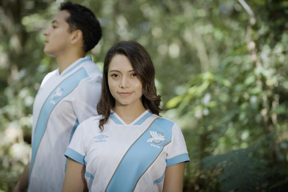 Blanca con la franja celeste, es la nueva camisola de local de la Selecci&oacute;n de Guatemala. (Foto: FFG)