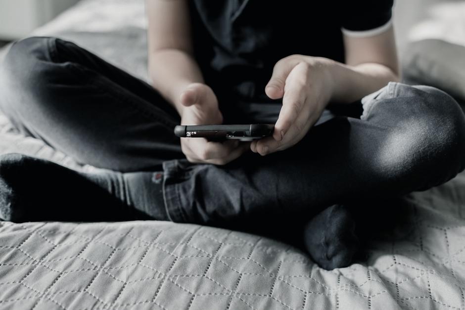 Las tres hermanas pasaban la mayor parte del d&iacute;a en el tel&eacute;fono. (Foto: Shutterstcok)