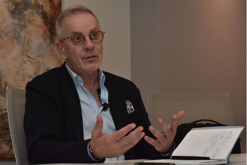 El CEO de la empresa Doppelmayr para M&eacute;xico y Guatemala, Konstantinos Panagiotou, explica detalles sobre la construcci&oacute;n del AeroMetro. (Foto: Estuardo Paredes / Soy502)