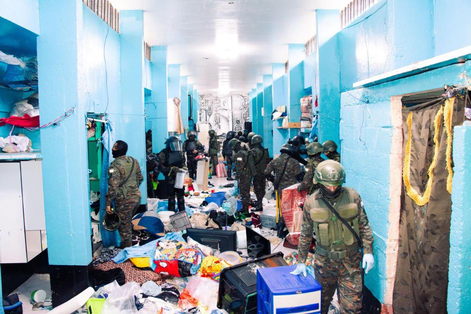Agentes del Sistema Penitenciario, Polic&iacute;a Nacional Civil y elementos del Ej&eacute;rcito de Guatemala realizaron requisa en el sector 11 del Preventivo para Varones de la zona 18. (Foto: SP)