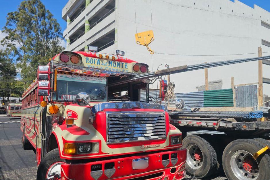 Un bus extraurbano y su piloto se vieron afectados luego de que la carga de un tr&aacute;iler se desprendiera. (Foto: Bomberos Municipales)