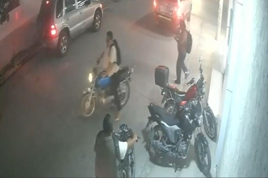 El conductor termin&oacute; impactando con otro auto. (Foto: captura de video)