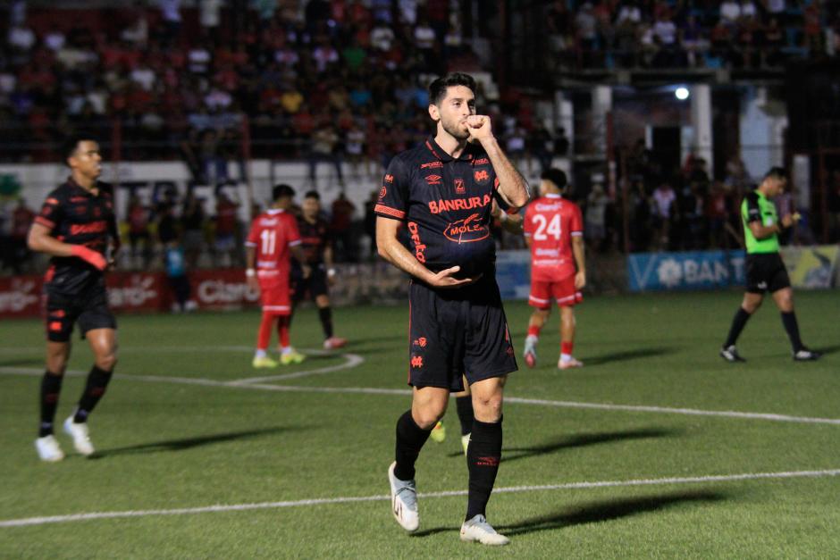 Nicol&aacute;s Samayoa fue quien sentenci&oacute; la victoria para los escarlatas y lo festej&oacute; de esta manera. (Foto: Jordy Marroqu&iacute;n/Colaborador)