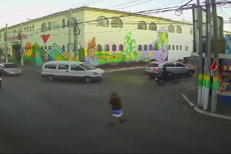 La mujer intentaba cruzar cuando fue arrollada por un veh&iacute;culo que transitaba a alta velocidad. (Foto: captura de video)