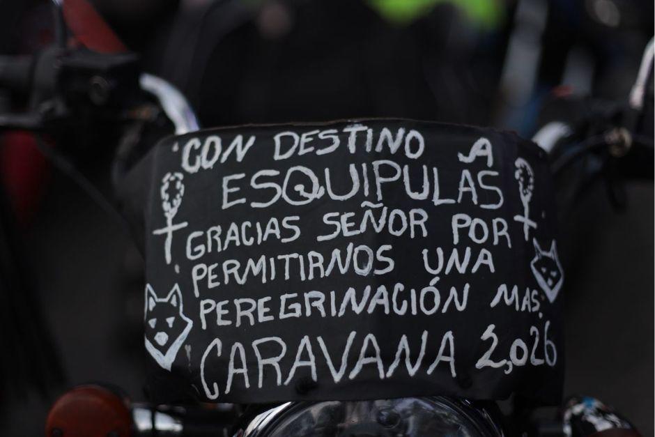 Los motoristas lucen llamativos trajes, letreros y adornos para conmemorar su recorrido este 7 de febrero.&nbsp;(Foto: &Oacute;scar Rivas/Soy502)