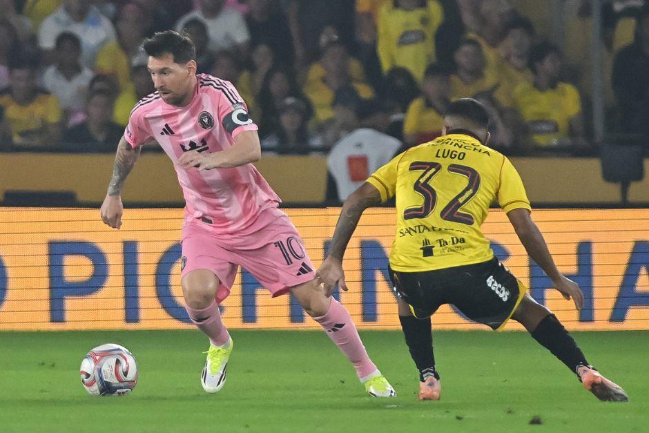El astro argentino deslumbr&oacute; a los ecuatorianos con su habilidad con el bal&oacute;n, adem&aacute;s del golazo que les anot&oacute;. (Foto: AFP)
