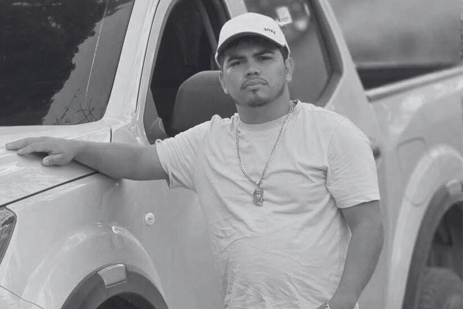 El joven de 23 a&ntilde;os falleci&oacute; en el interior de su veh&iacute;culo. (Foto: redes sociales)