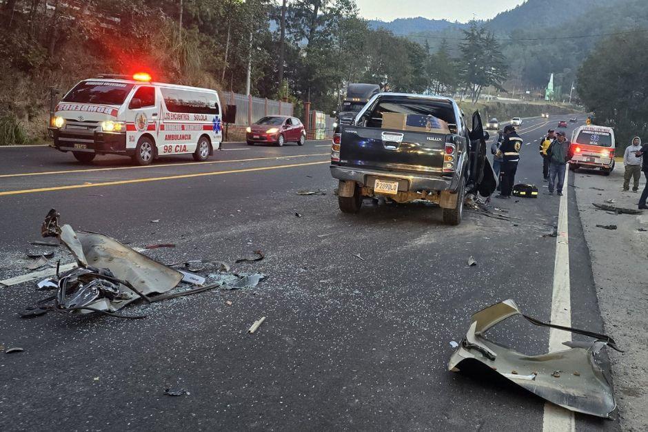 Sobre el asfalto quedaron restos de la estructura del transporte que impact&oacute;. (Foto: Bomberos Voluntarios)