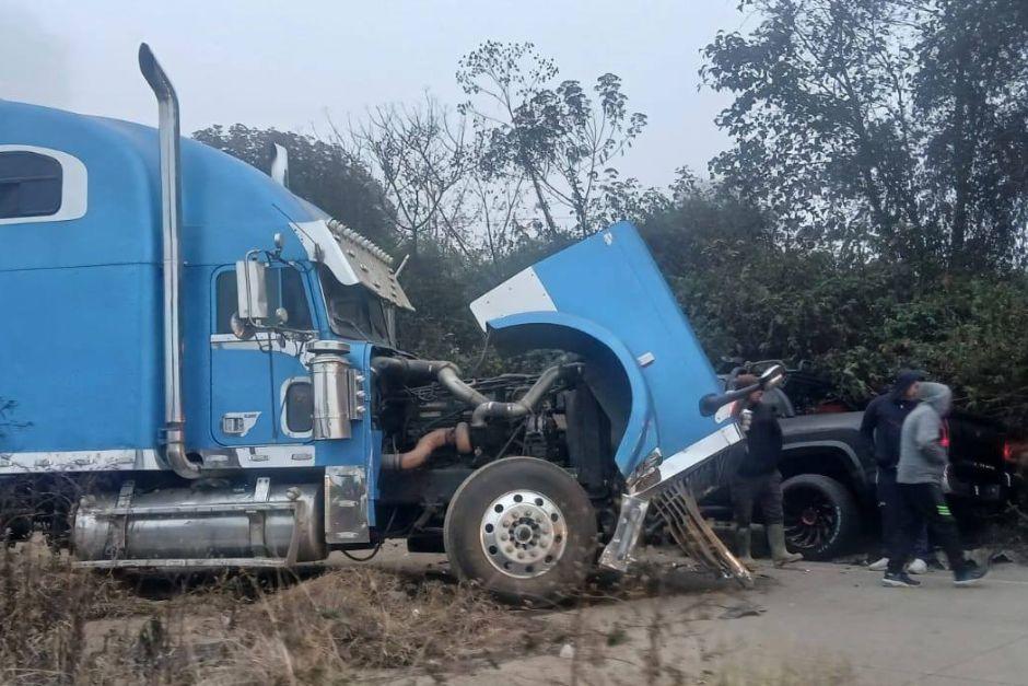Ambos transportes obstruyen el carril que conduce a Ciudad de Guatemala. (Foto: redes sociales)