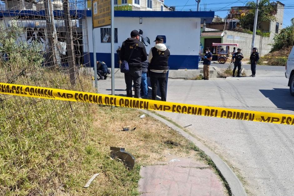 En el lugar un hombre qued&oacute; fallecido tras cometer el robo. (Foto: PNC)