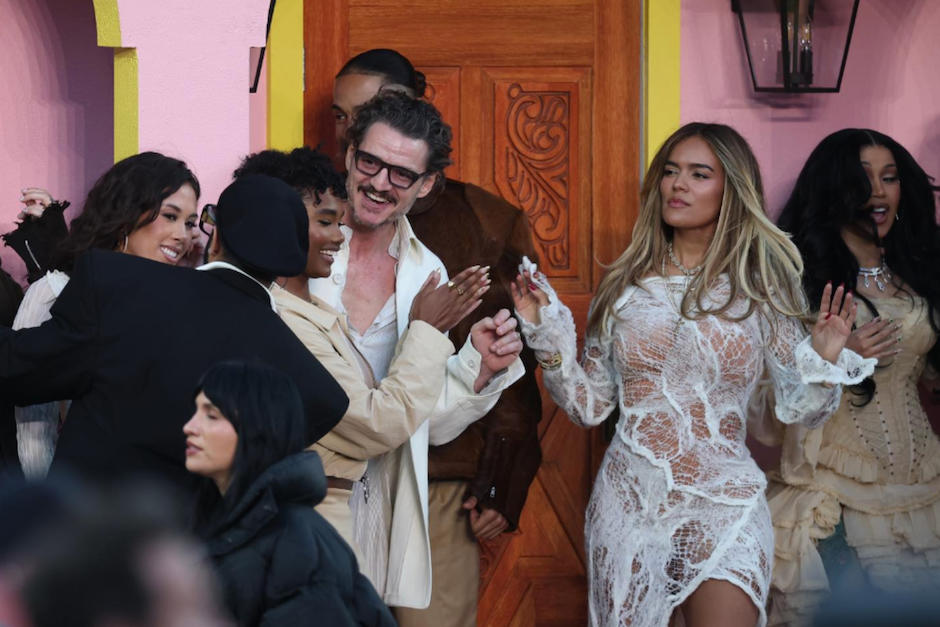 Las personalidades en la casita de bad Bunny. (Foto: AFP)