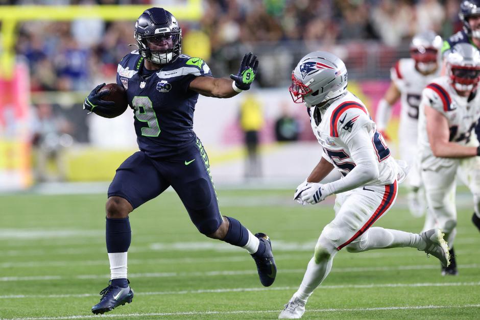 Kenneth Walker III (9) fue determinante durante el desarrollo del juego y fue merecido MVP del Super Bowl LX. (Foto: AFP)