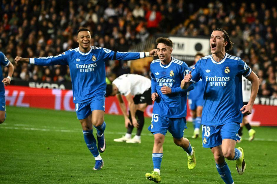 &Aacute;lvaro Carreras (18) anot&oacute; el primer gol que adelant&oacute; a los merengues en un cerrado partido ante el Valencia. (Foto: AFP)