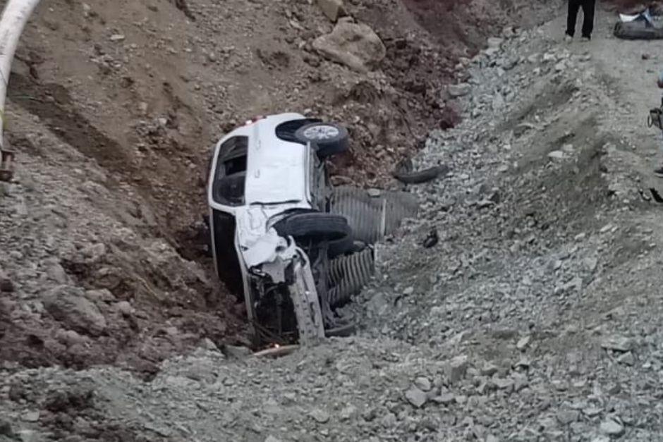 El veh&iacute;culo qued&oacute; atorado en la profundidad de esta&nbsp;hondonada. (Foto:&nbsp;Radio TGW)