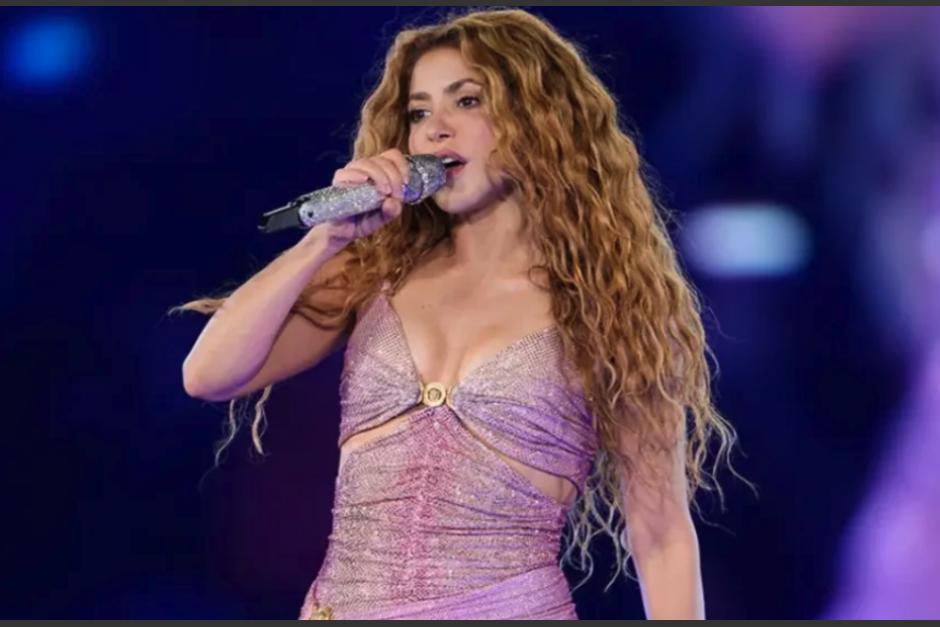 La cantante cay&oacute; sobre el escenario mientras cantaba "Si te vas". (Foto: RCC Noticias)