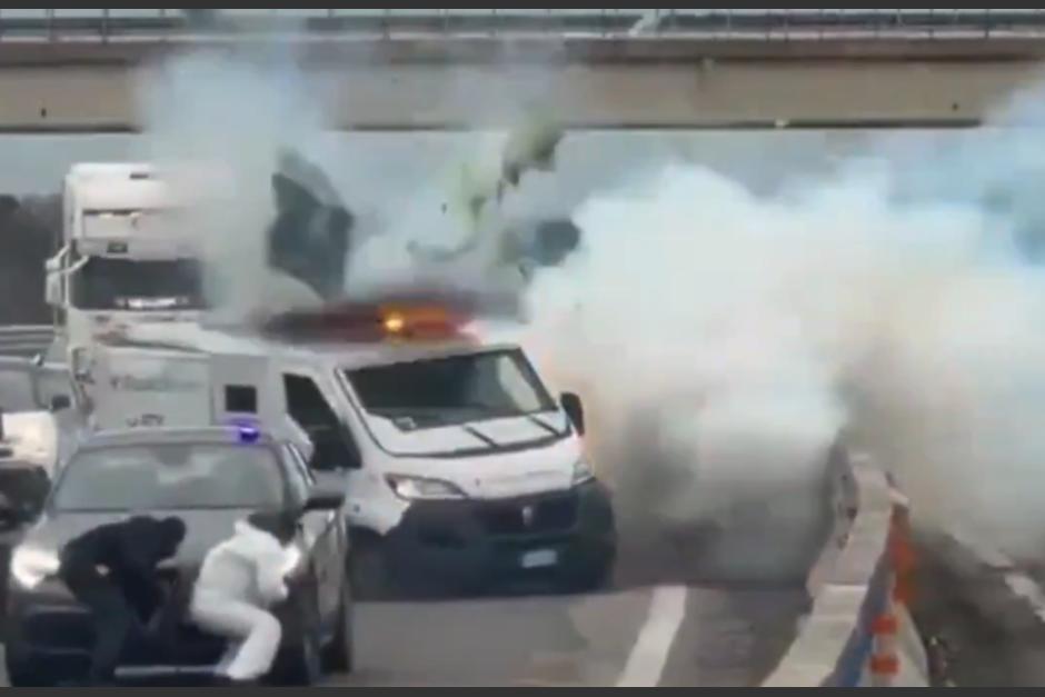 Durante el operativo hubo tiroteos y varios autos incendiados. (Foto: captura de video)