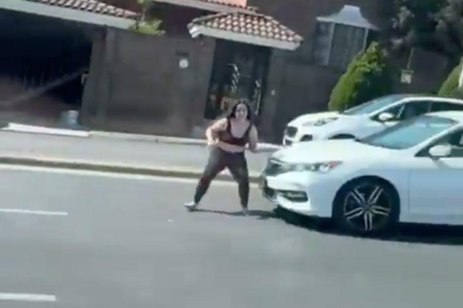 La&nbsp;joven fue atropellada fuertemente en la avenida Paseo de los Leones, en Monterrey, M&eacute;xico. (Foto: captura de video)